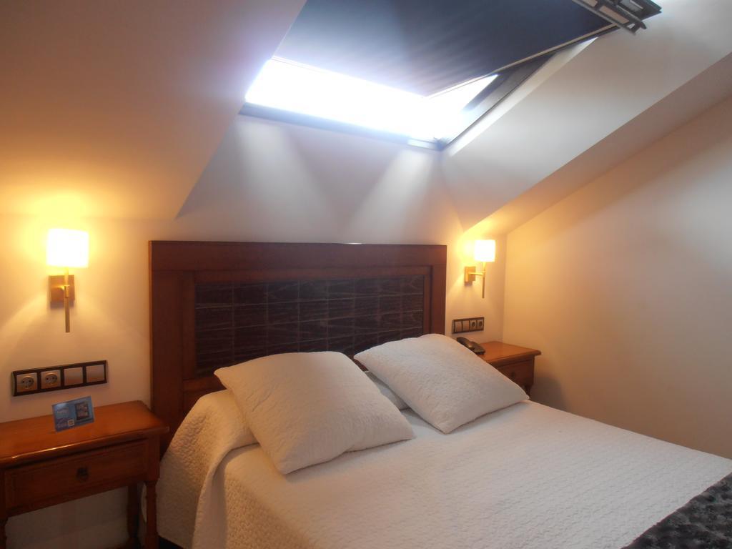 Hotel Cristina Noreña Стая снимка