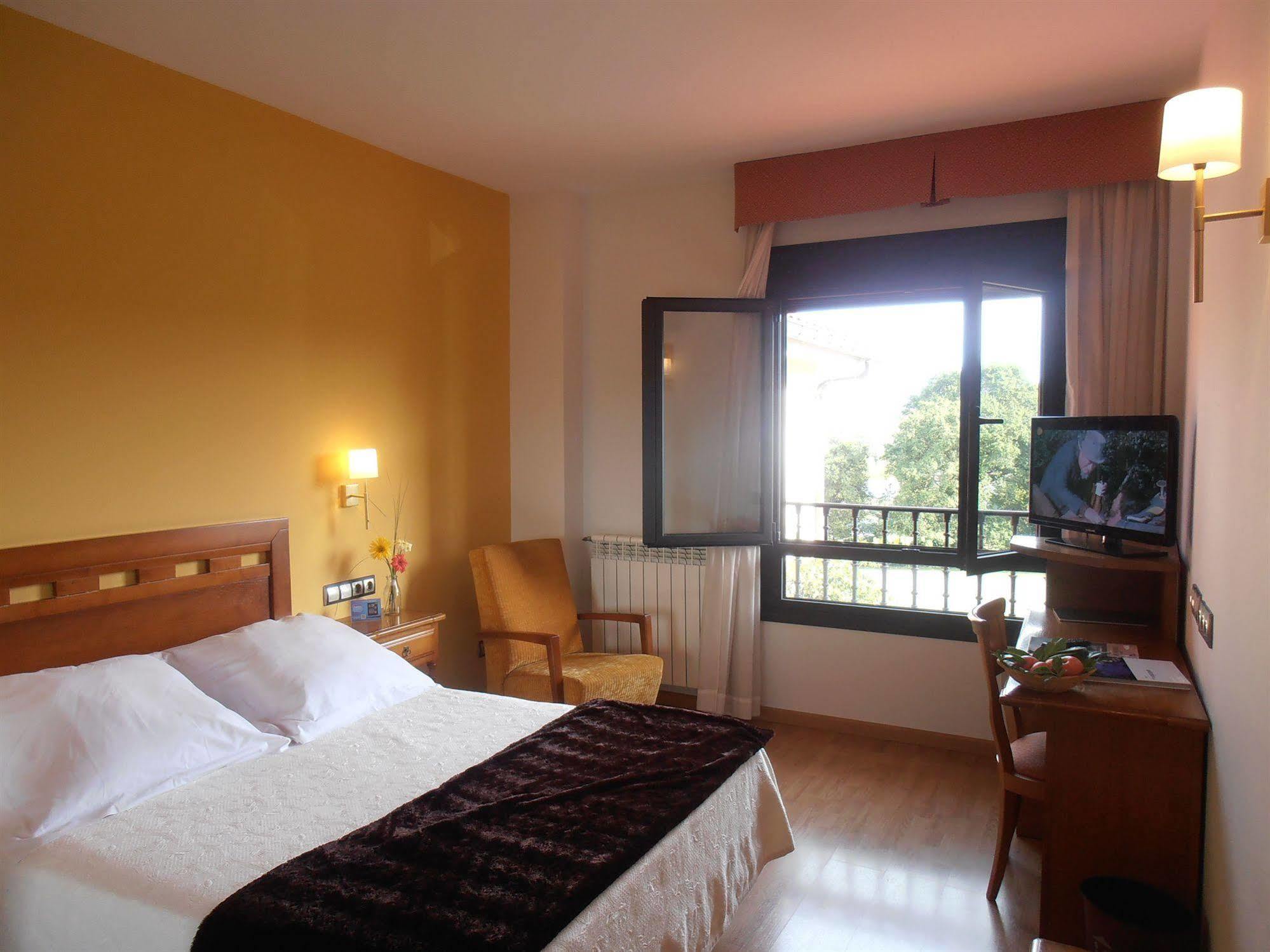 Hotel Cristina Noreña Екстериор снимка